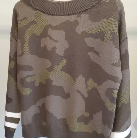 Last one! NWT Camouflage Sporty Stripe Dolman Top - Picture 3 of 3